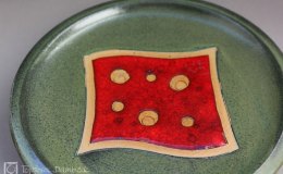 Töpferei Dambeck - Steinzeug grün-rot Tellerdetail