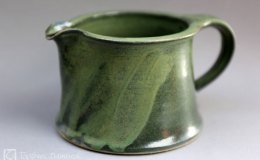 Töpferei Dambeck - Steinzeug grün Sahnekaennchen