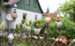Töpferei Dambeck: Eingang mit Kugeln