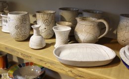 Töpferei Dambeck: Regal mit Craqueleé