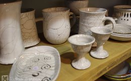 Töpferei Dambeck: Regal mit Craqueleé