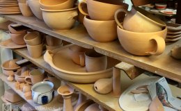 Töpferei Dambeck: Regal mit Keramik
