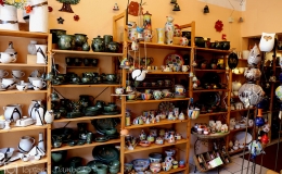 Die Tongrube: Keramik im Regal